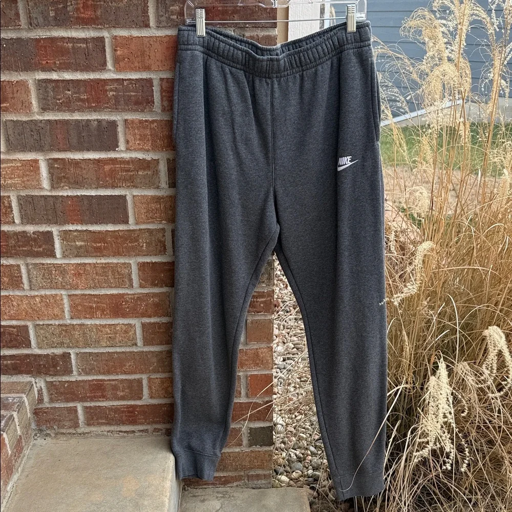 Nike Men’s M Sportswear Club Fleece Jogger pants in Charcoal Gray